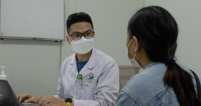 Thăm khám bệnh nhân rối loạn tâm thần.
