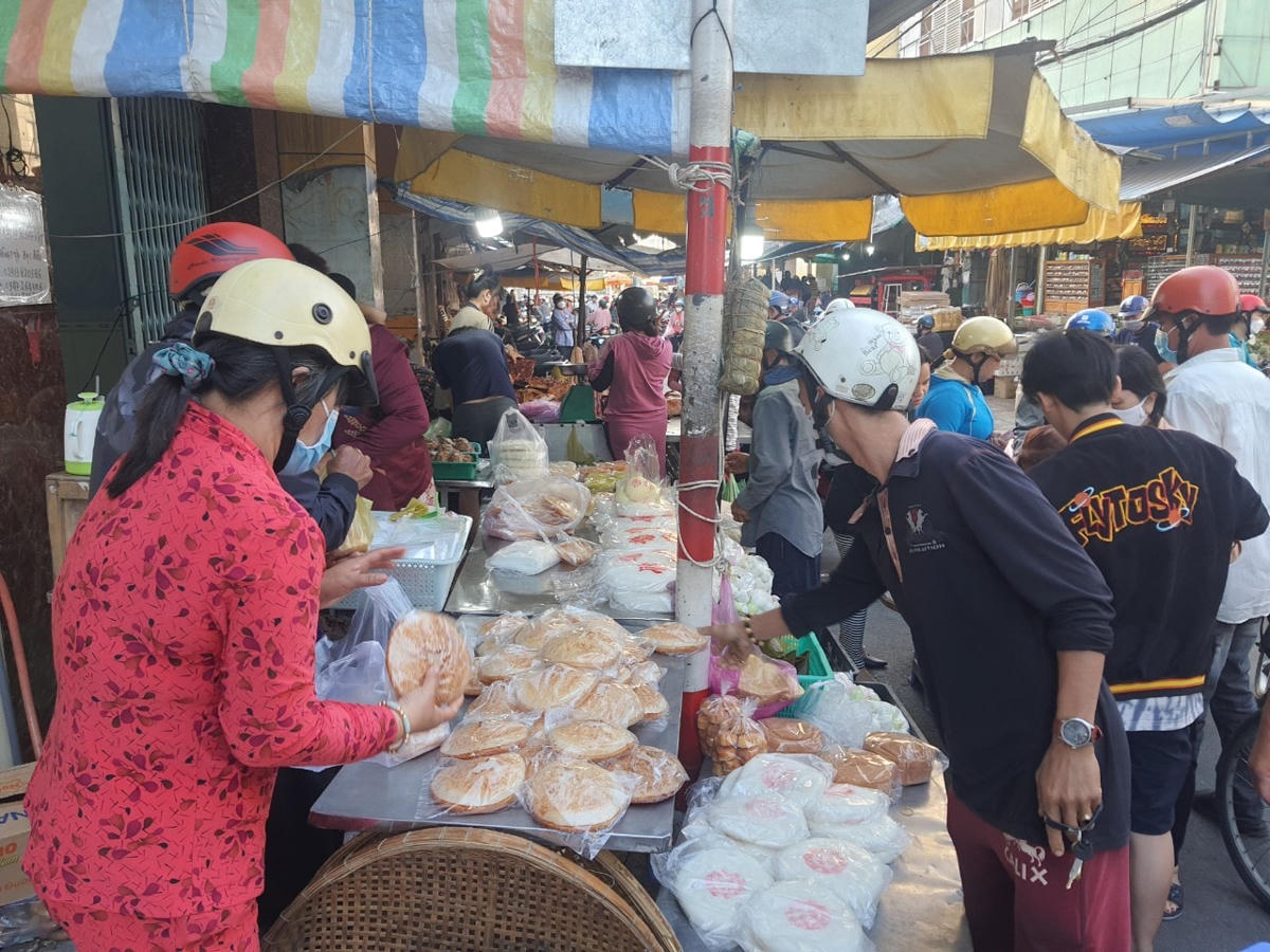 Ngoài ra, bánh bao, bánh bò, bánh da lợn, bánh bông lan cũng bán rất đắt. Nếu như ngày thường chỉ có vài điểm bán và số lượng không nhiều nhưng trong ngày vía Thần Tài, xuất hiện nhiều điểm bán bánh với số lượng lớn.  Nếu đến mua trễ sẽ không còn bánh để mua.