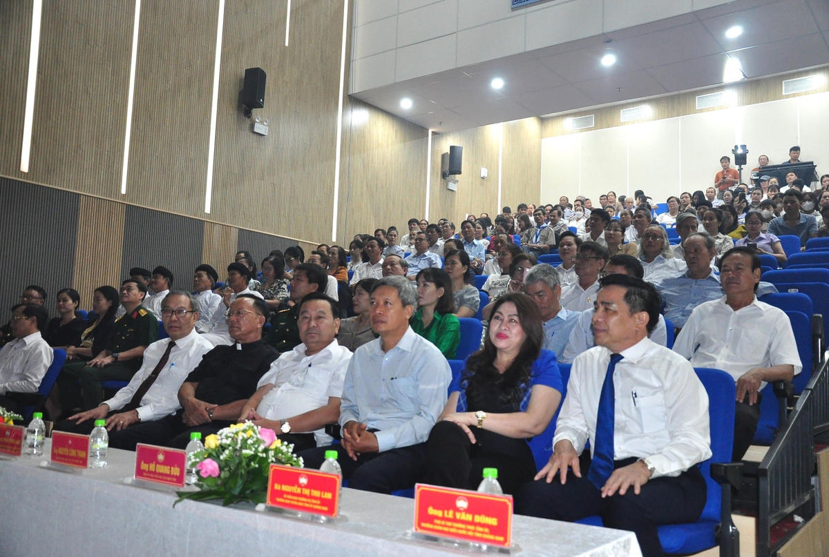 Các đại biểu tham dự liên hoan văn nghệ các tôn giáo.