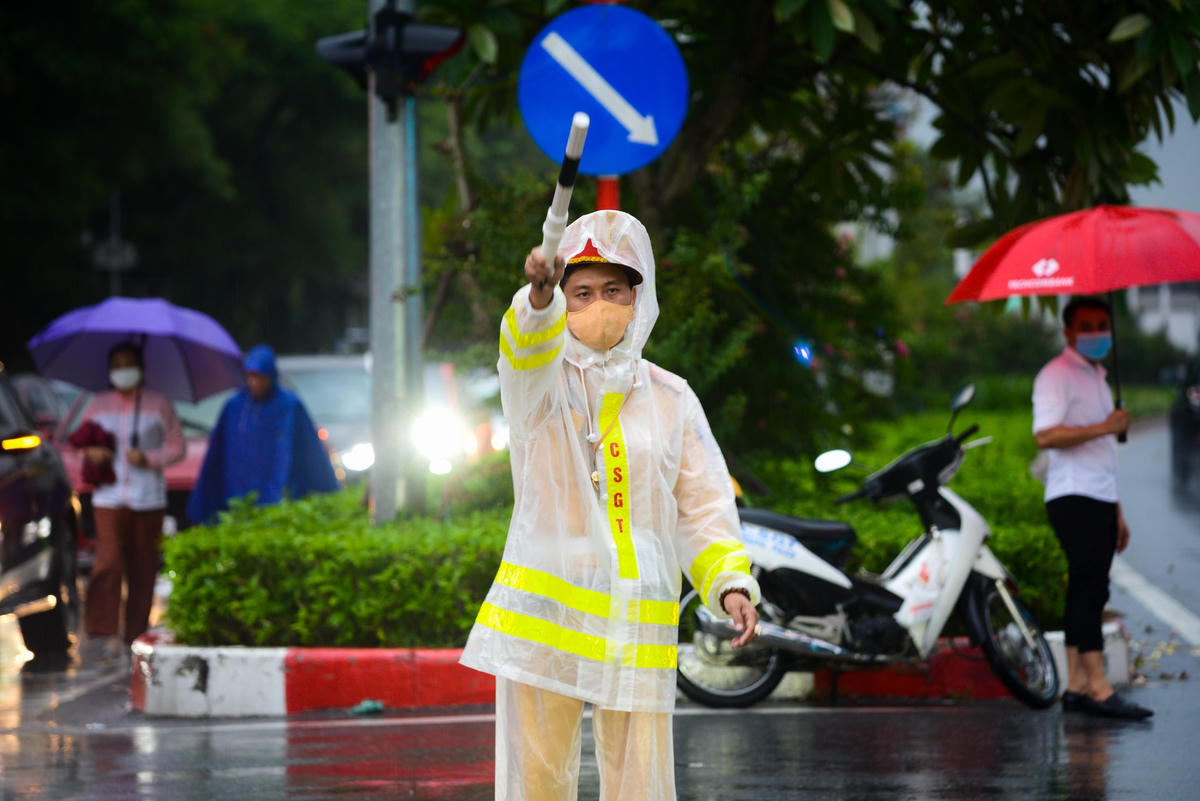 Lực lượng cảnh sát giao thông cũng phải làm việc hết công suất, nhằm hạn chế ùn tắc nhiều nhất có thể.