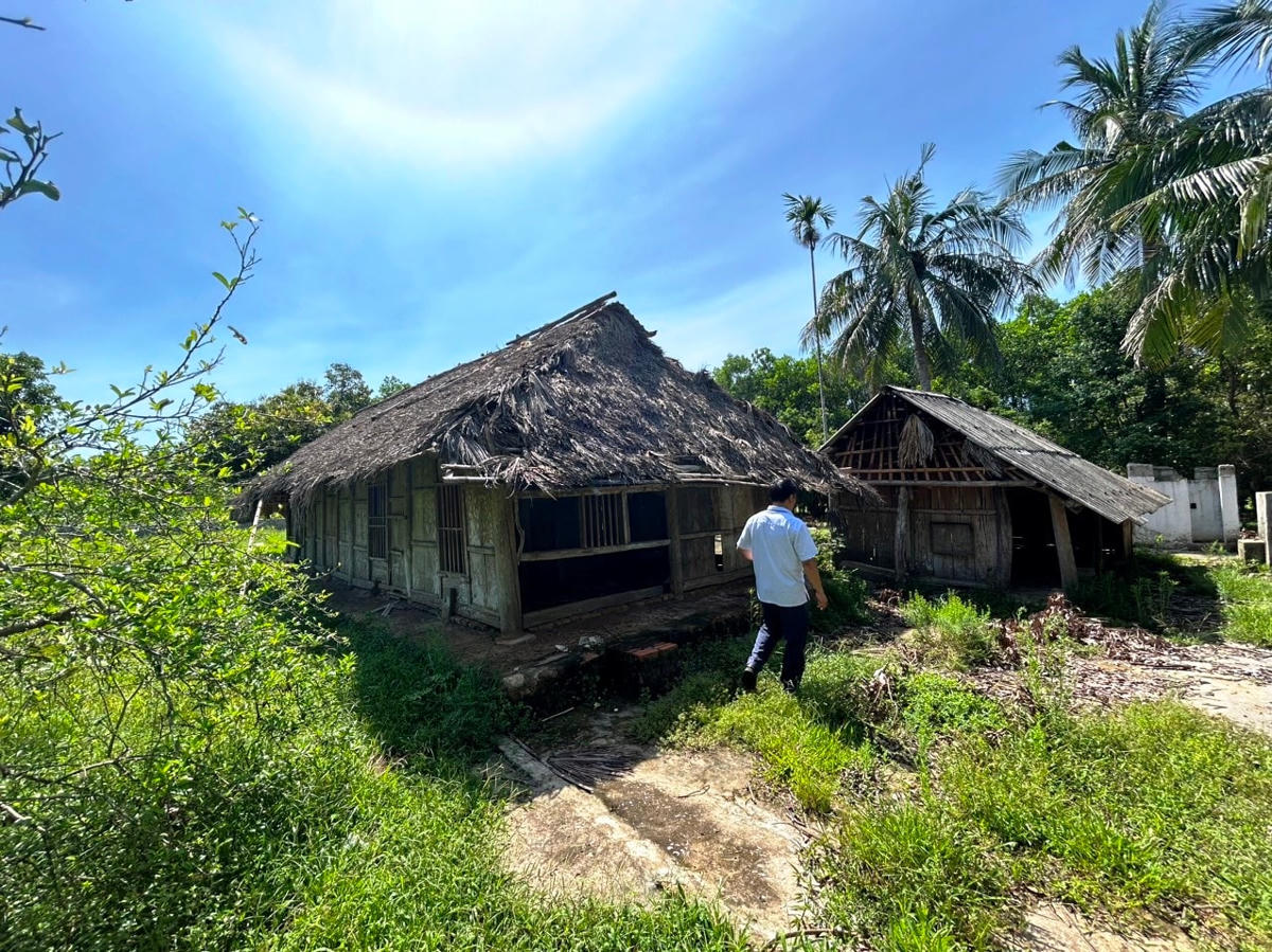 Do không còn đủ kiên nhẫn, nhiều hộ dân đã đến nơi ở mới mưu sinh, bỏ lại những căn nhà cũ nát.