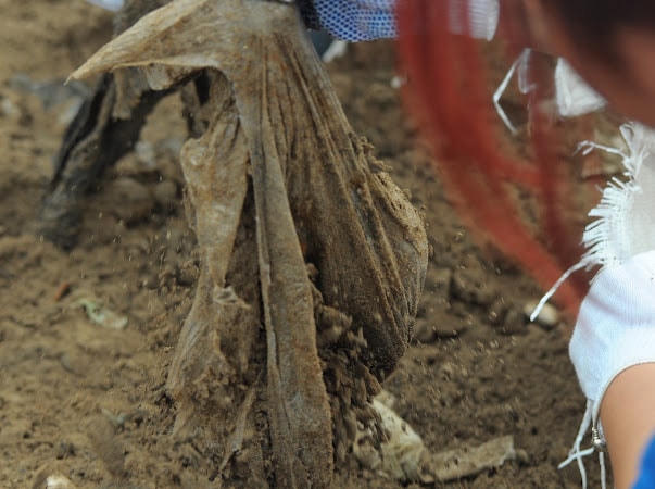 Chúng tôi đi dọc bờ biển thuộc xã Giao Hải, huyện Giao Thủy, Nam Định. Chỉ gần 2 km nhưng theo quan sát, rác thải tràn ngập trên bãi cát. Tình trạng rác thải chưa được thu gom, xử lý dẫn tới tình trạng ô nhiễm môi trường biển, gây mất mỹ quan, làm ảnh hưởng tới cuộc sống người dân.