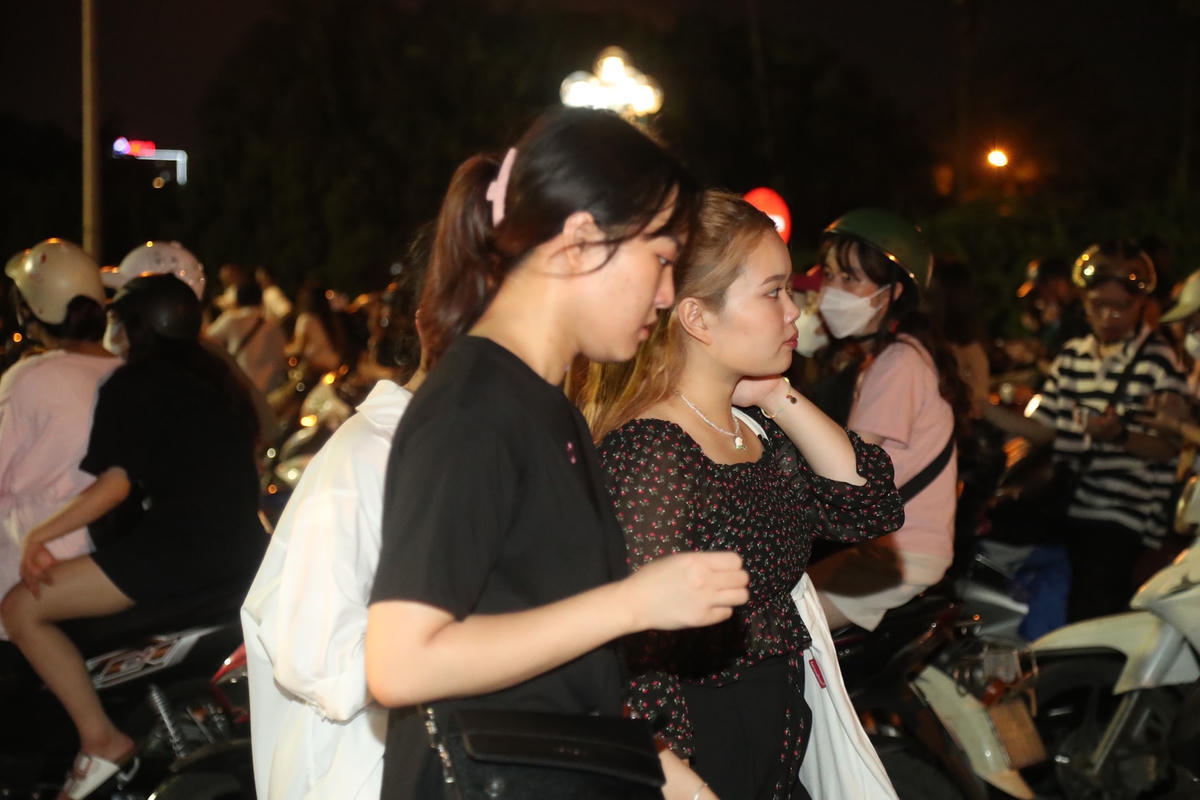 Dù không được chạm mặt thần tượng, nhưng nhiều fans hâm mộ vẫn chăm chú lắng nghe.