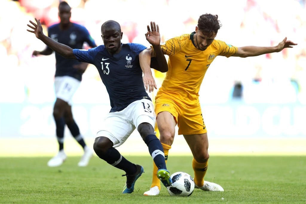 Leckie đua thể lực với Kante ở World Cup 2018. Ảnh: Getty.