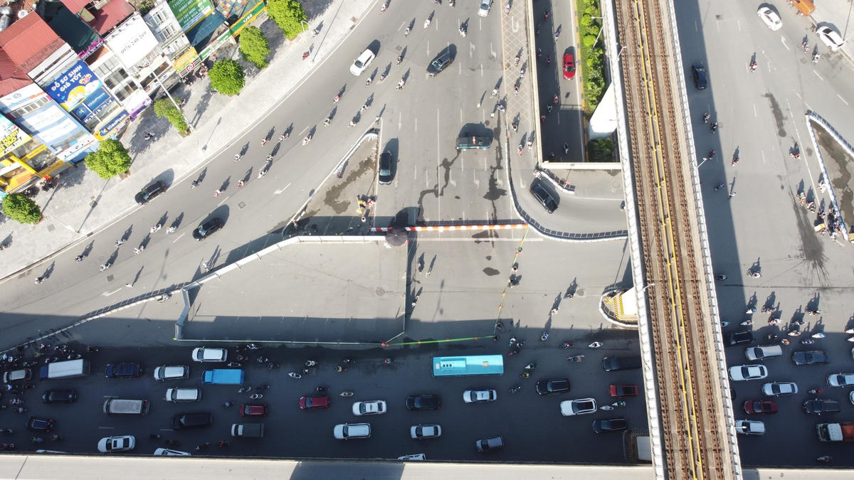 Đêm 5/7, đơn vị thi công thuộc gói thầu số 2 hệ thống xử lý nước thải Yên Xá đã tiến hành rào chắn tại vị trí đối diện ngõ 34 Nguyễn Xiển (Thanh Xuân, Hà Nội). Ngay sau khi hàng rào tôn được dựng, hàng loạt ô tô, xe máy đi ngược chiều khiến giao thông hỗn loạn.