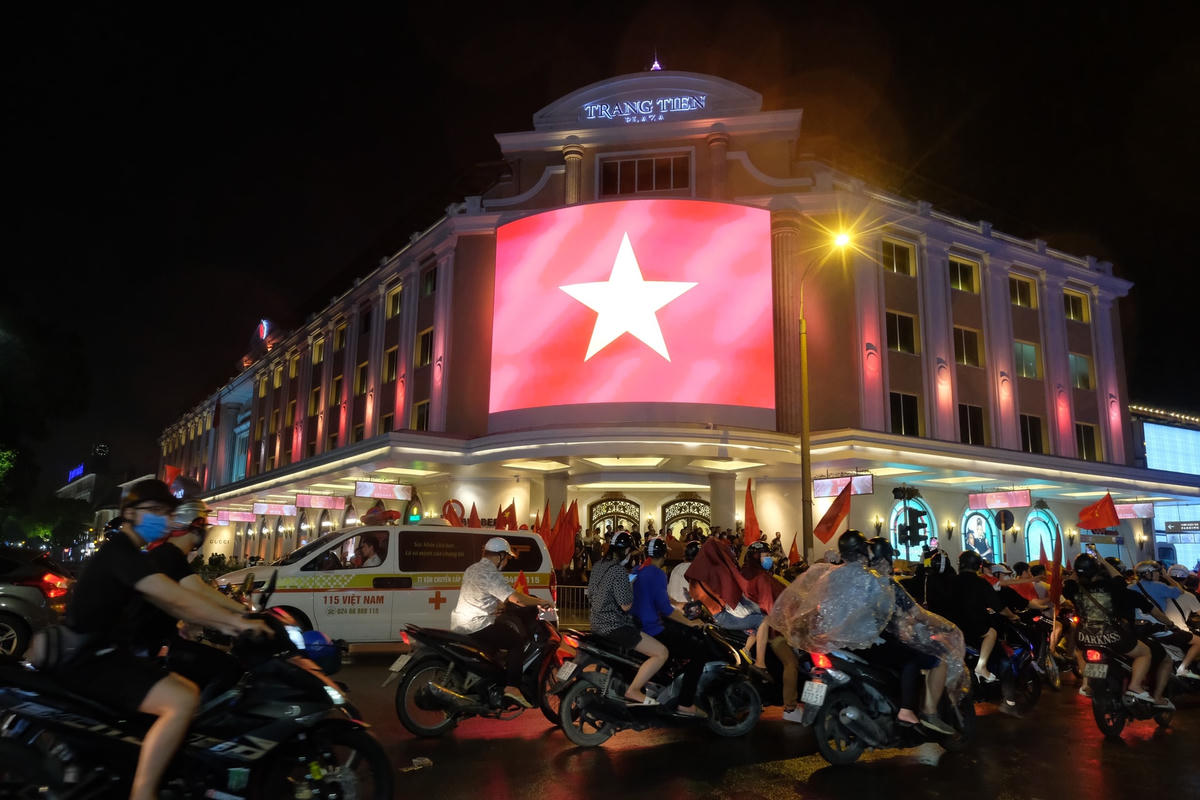 Dù khu vực Hồ Gươm đã đông nghẹt nhưng hàng ngàn người vẫn ùn ùn đổ về đây để ăn mừng.