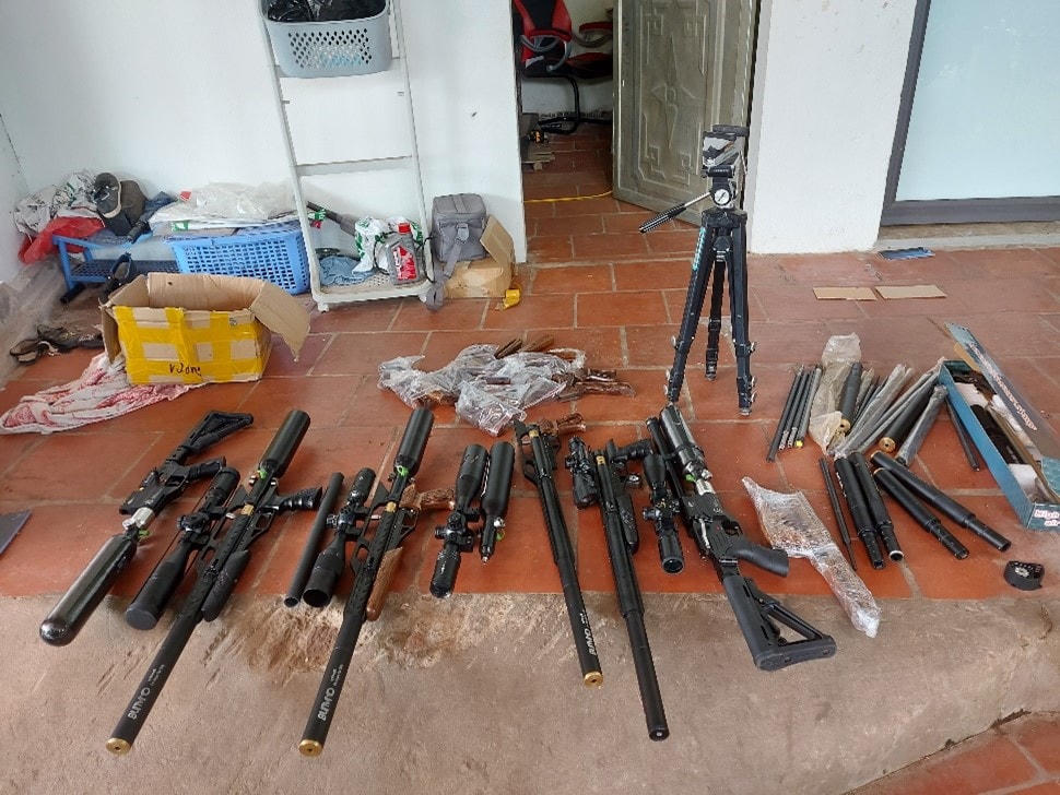 Các khẩu súng và linh kiện chế tạo súng mà lực lượng chức năng thu giữ. Ảnh: Công an tỉnh Bắc Giang.