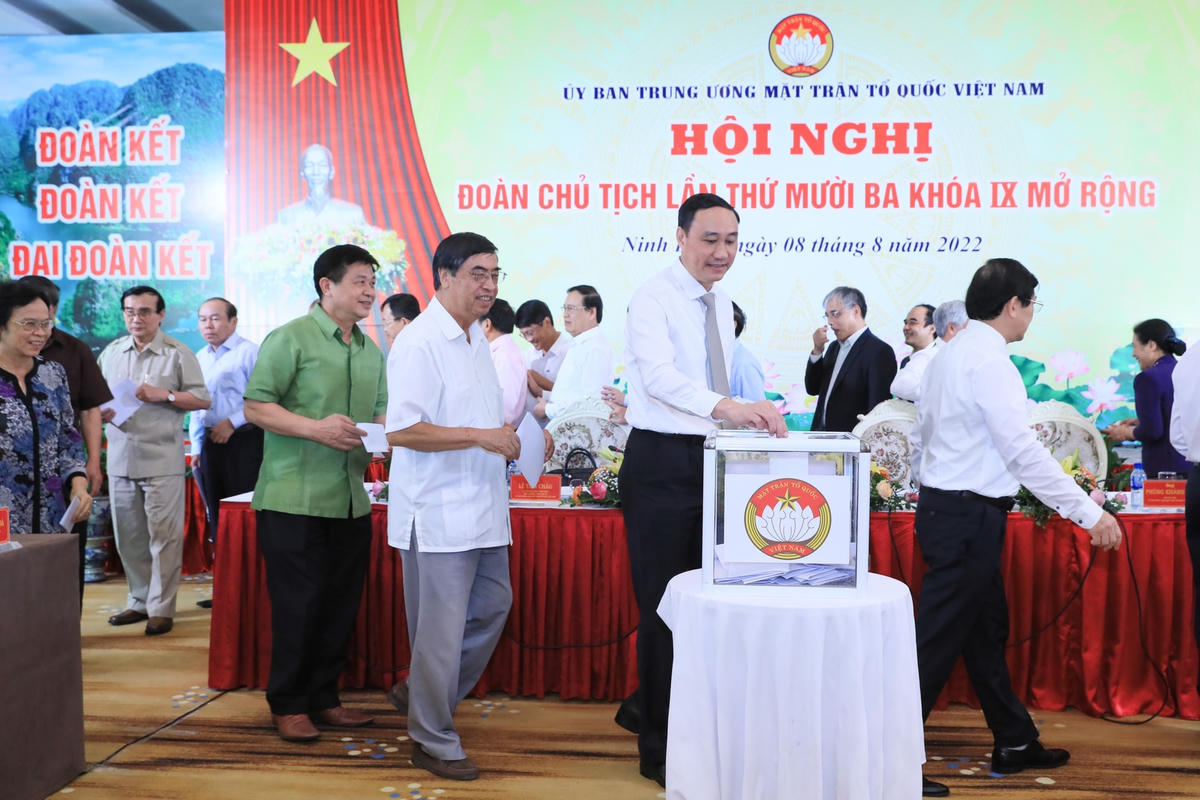 Đoàn Chủ tịch tiến hành bỏ phiếu tín nhiệm đối với các chức danh trong Ban Thường trực UBTƯ MTTQ Việt Nam khóa IX. Ảnh: Quang Vinh.