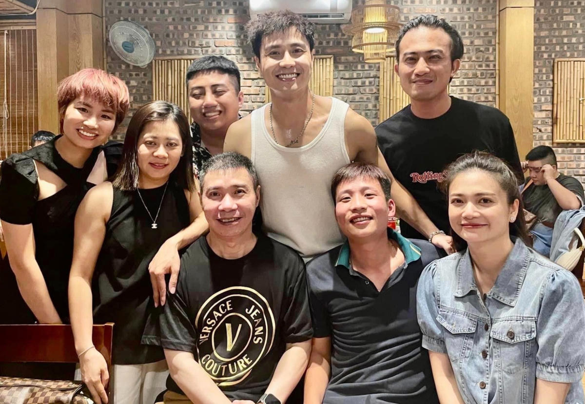 Diễn viên Kiều Anh chia sẻ hình ảnh hậu trường chụp cùng NSND Công Lý và đồng nghiệp trong tiệc đóng máy. 