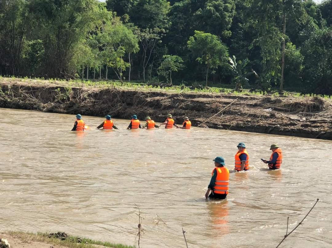 Huy động hàng trăm cán bộ, chiến sĩ tìm kiếm nạn nhân.