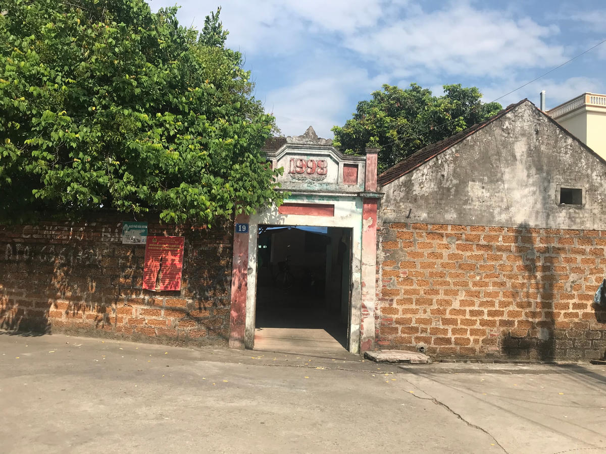 Chiếc cổng xây năm 1998 với bức tường đá ong ở làng Thạch Xá (Thạch Thất, Hà Nội).  