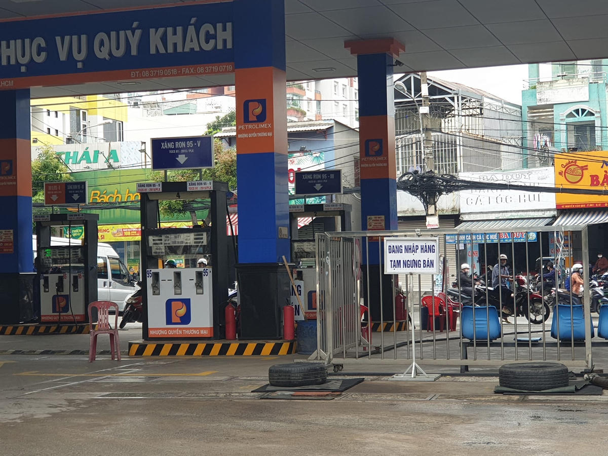 Một cây xăng ở Tân Bình treo biển hết hàng.