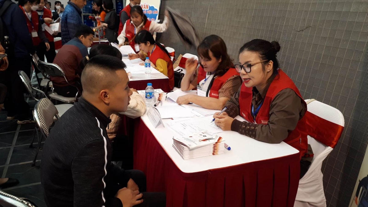 Phiên giao dịch việc làm lồng ghép giới thiệu việc làm cho người khuyết tật tại Hà Nội.