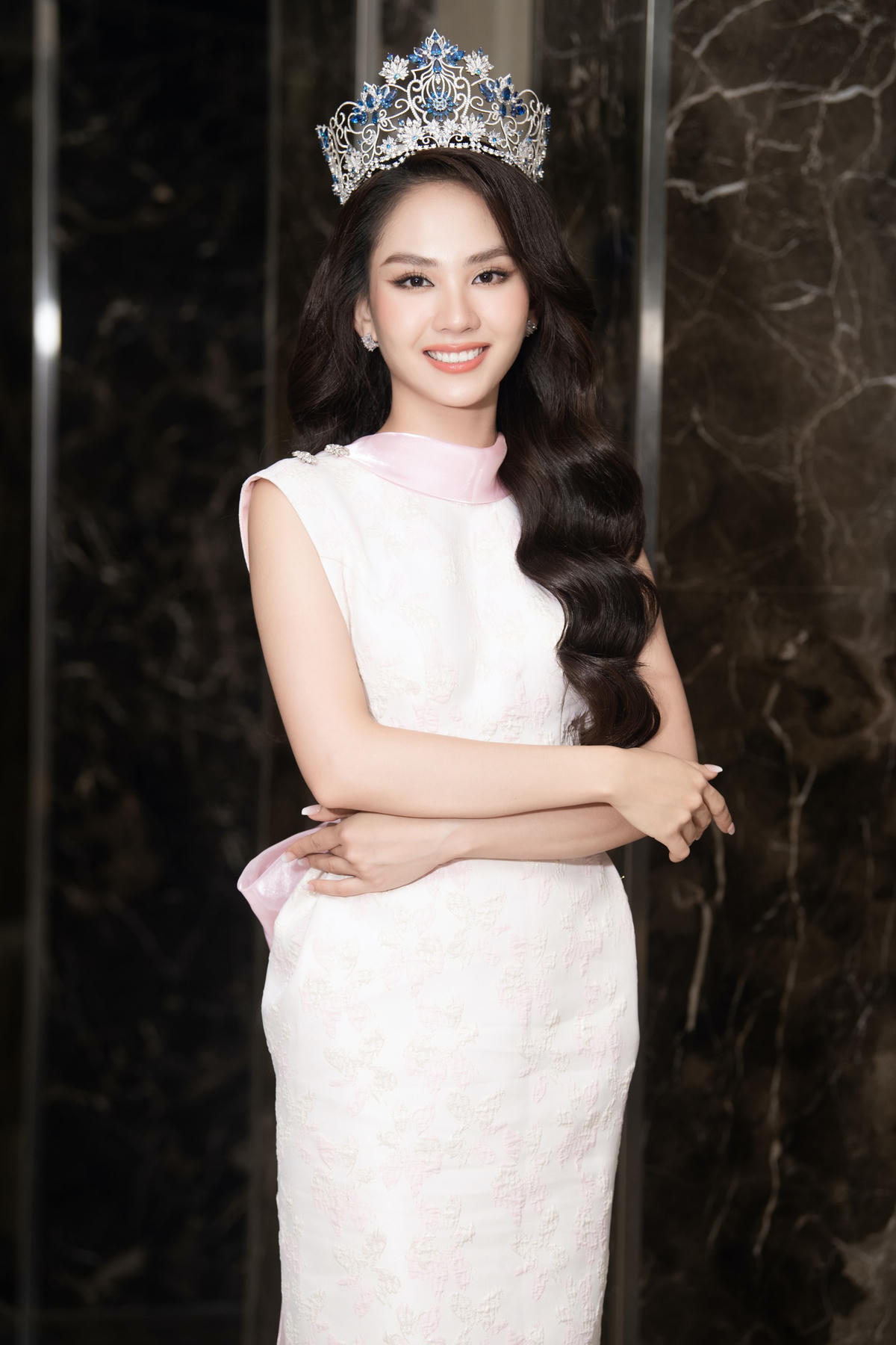 Hoa hậu Mai Phương quyết định bán vương miện sau 1 tháng đăng quang.