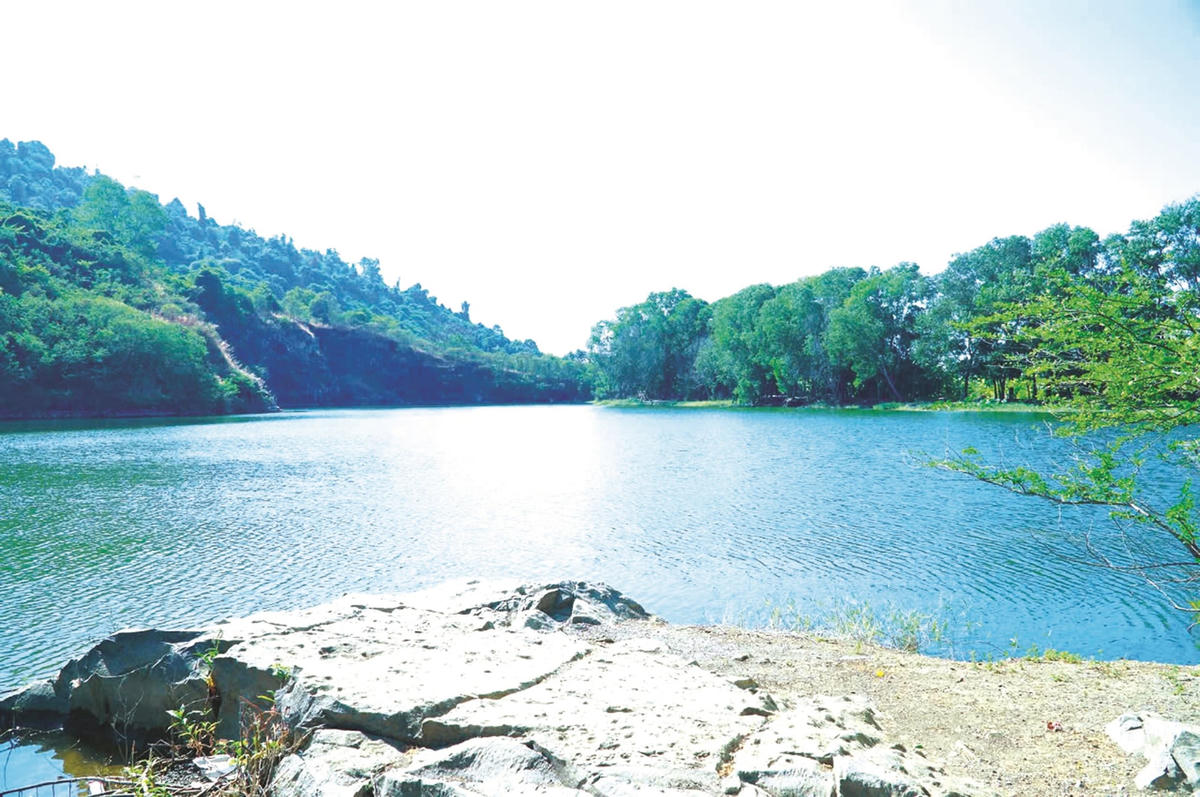 HỒ MÂY NÚI