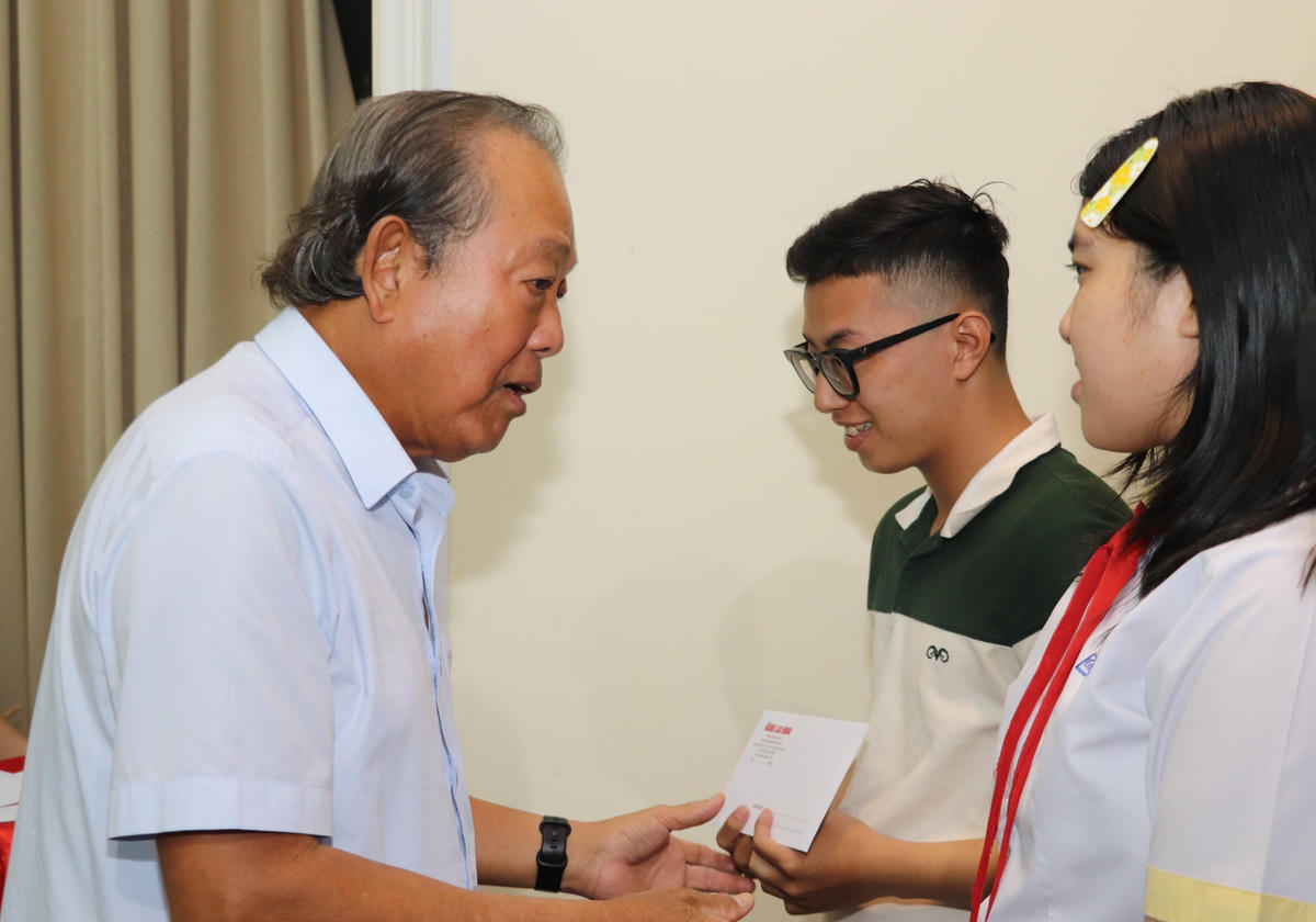 Ông Trương Hòa Bình, bà Trần Kim Yến cùng các đại biểu trao học bổng cho các học sinh, sinh viên.  