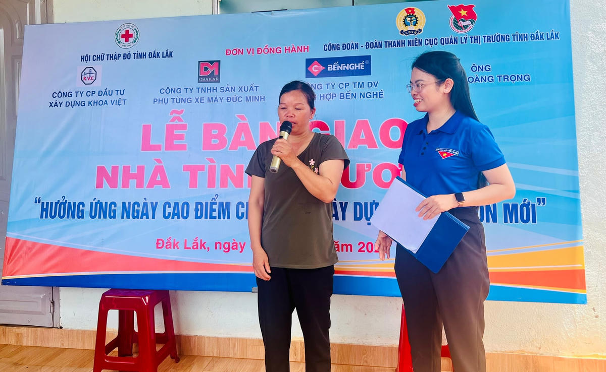 Đại diện gia đình ông Lục Văn Mông ở thôn 11, xã Cư Mốt, huyện Ea H’Leo phát biểu.