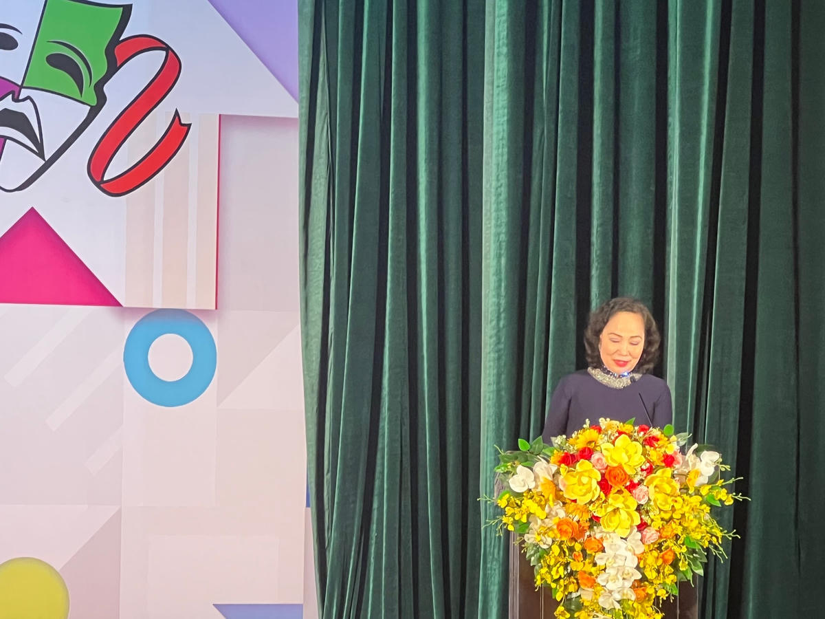 Chủ tịch Hội Nghệ sĩ Sân khấu Việt Nam Trịnh Thúy Mùi phát biểu khai mạc. 