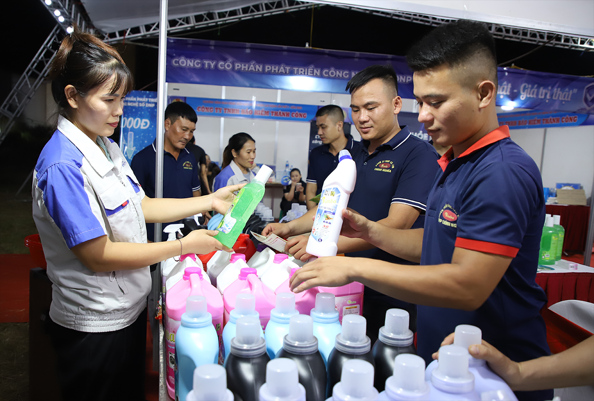 Công nhân tại khu công nghiệp tham quan, mua sắm tại gian hàng.