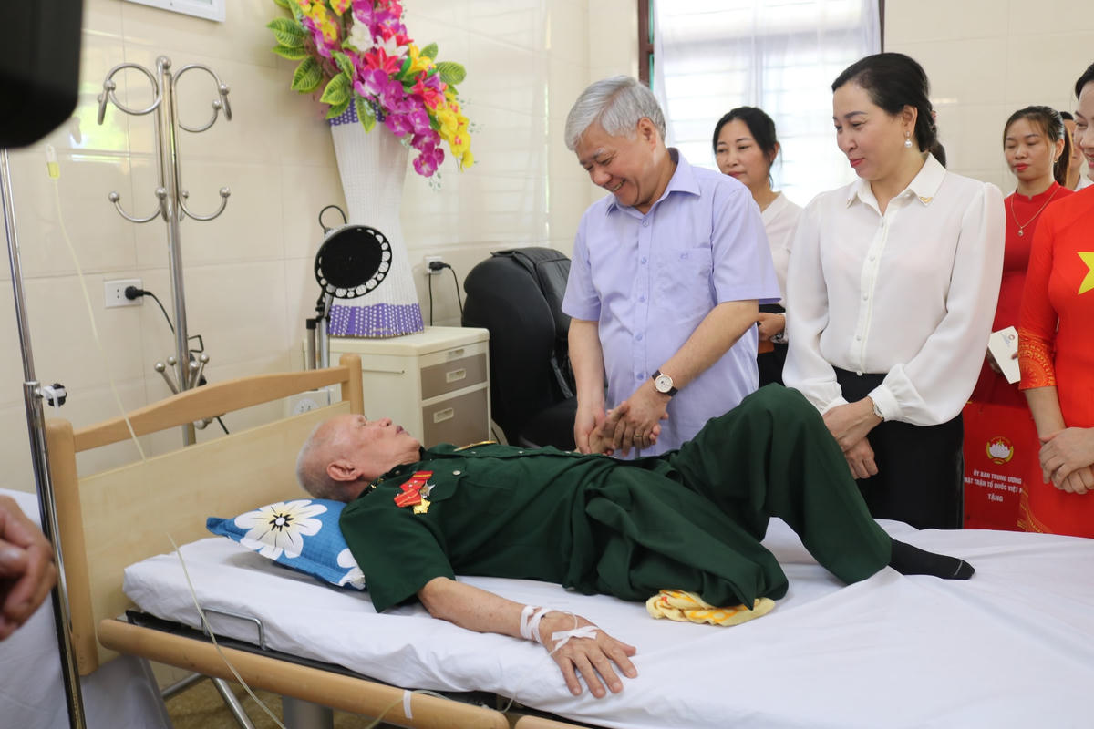 Bí thư Trung ương Đảng, Chủ tịch UBTƯ MTTQ Việt Nam Đỗ Văn Chiến thăm hỏi thương binh nặng Nguyễn Xuân Mai (quê Ninh Bình) đang điều dưỡng tại Trung tâm điều dưỡng thương binh Duy Tiên (Hà Nam. Ảnh: Trần Duy Hưng.  