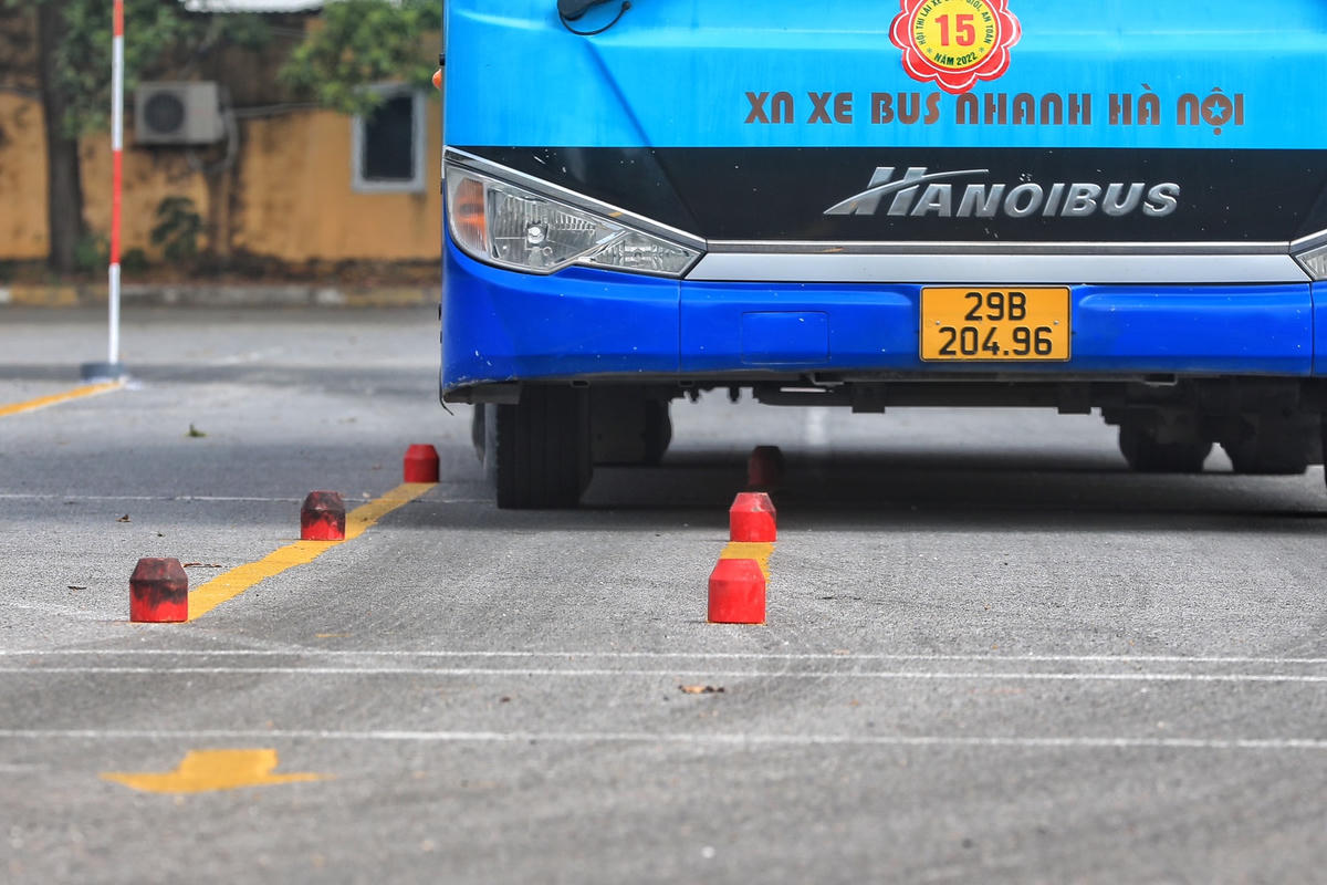 Ông Đỗ Quốc Vinh, Tổ trưởng tổ trọng tài Hội thi “Lái xe buýt giỏi, an toàn năm 2022” cho biết: “Cơ bản các thí sinh đáp ứng yêu cầu về thể lệ của các bài thi. Có rất nhiều thí sinh đạt kết quả rất tốt đối với những bài thi khó như tiến lùi theo hình dích dắc, Lùi vuông góc hay ghép xe”.