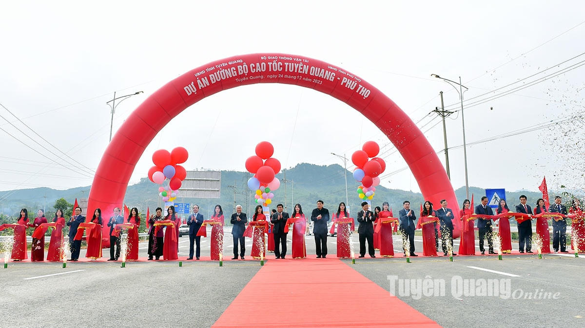 Chủ tịch Đỗ Văn Chiến và các đại biểu cắt băng khánh thành cao tốc Tuyên Quang - Phú Thọ. Ảnh: Baotuyenquang.