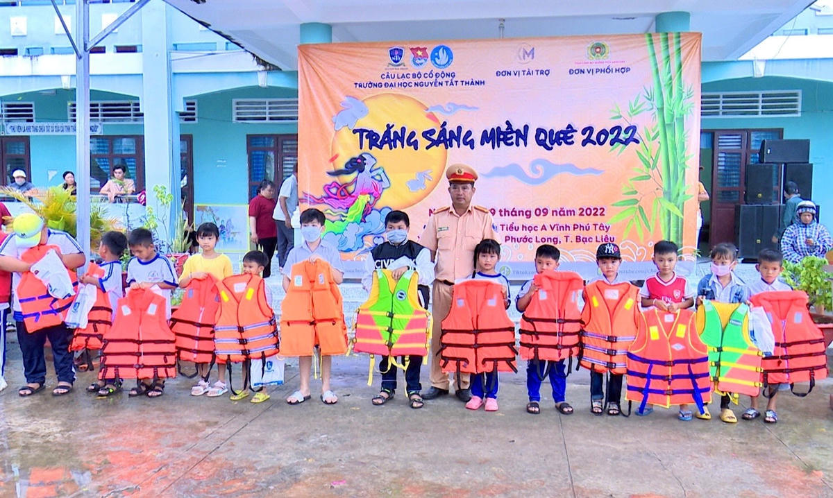 Trao tặng áo phao,dụng cụ nổi cho các em học sinh đang sống trên địa bàn sông nước. 