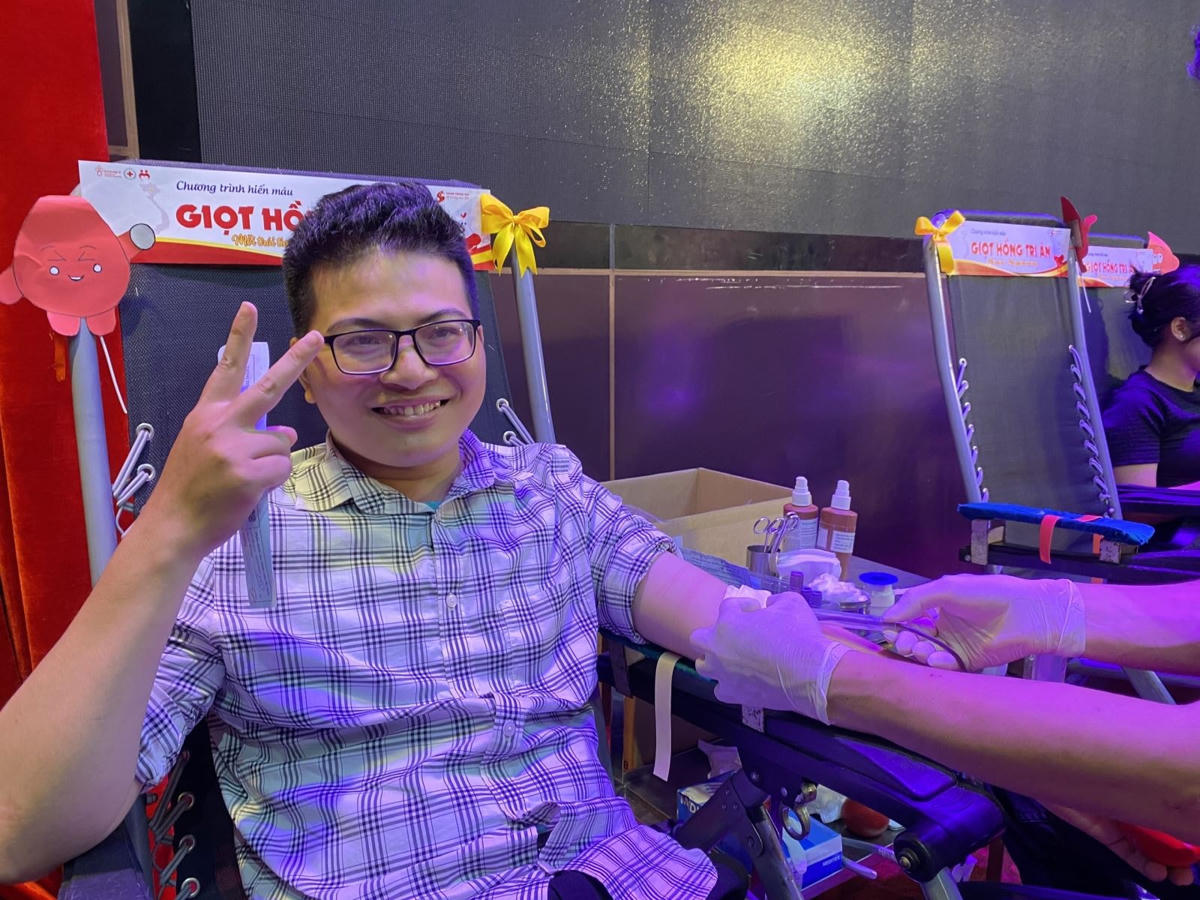 Bạn Lê Mạnh Hùng (ở Ngã Tư Sở, Đống Đa, Hà Nội) hào hứng thu xếp công việc để tham gia hiến máu trong ngày hội Giọt hồng tri ân.