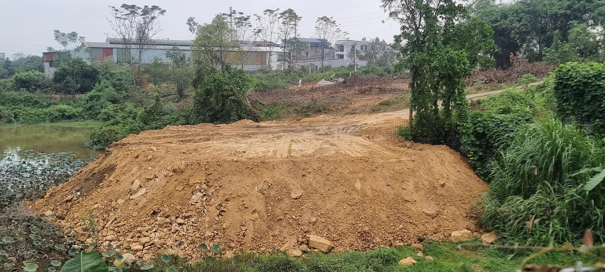 Nhiều người dân Thôn 7 lo ngại khu ao hồ Bãi Dài bị san lấp sẽ gây khó khăn trong việc tiêu thoát nước mưa và sẽ gây úng ngập. Ảnh: Hà An.
