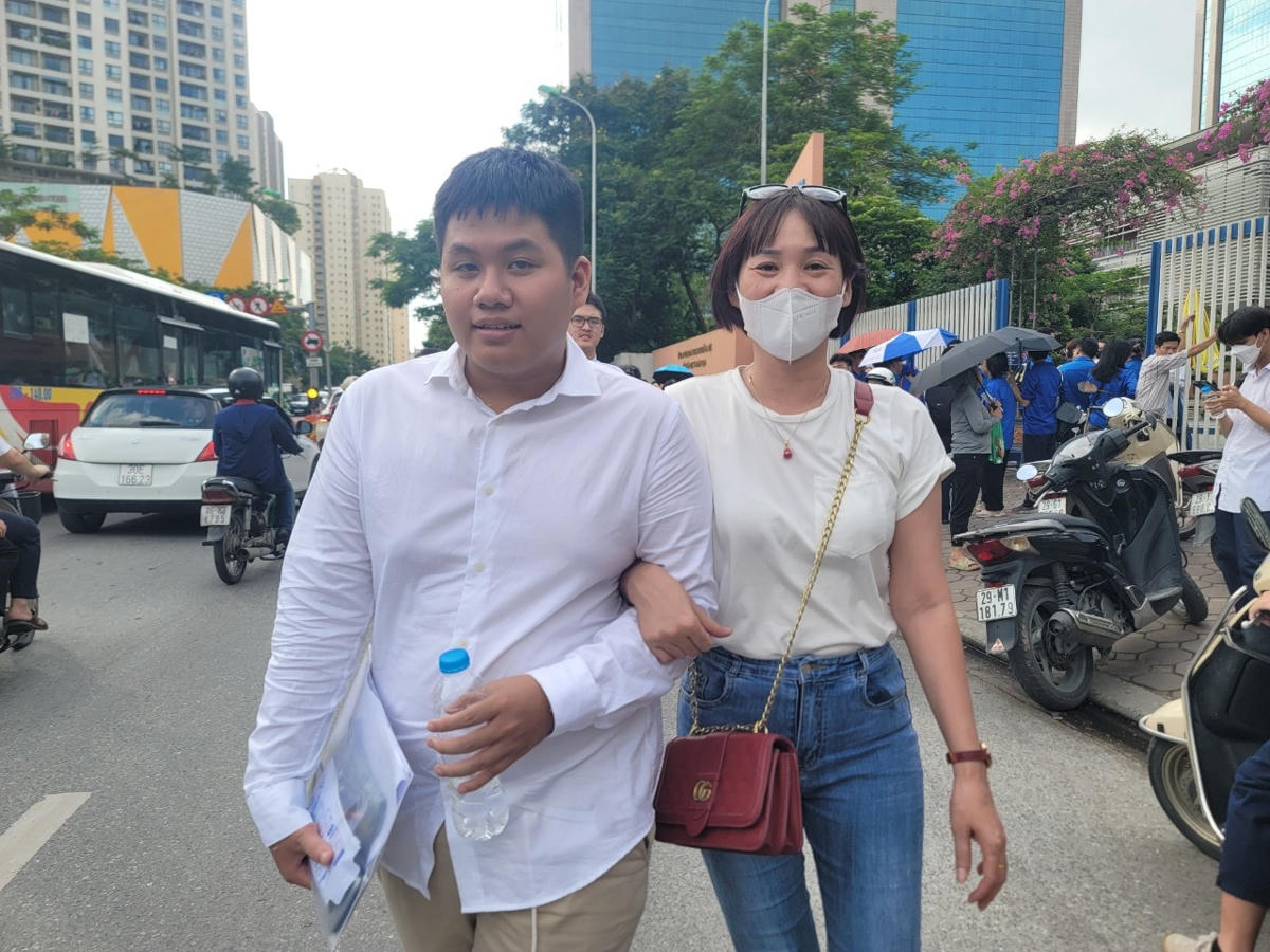 Phần lớn thí sinh được phụ huynh chờ sẵn đón ngay sau khi ra khỏi khu vực thi.