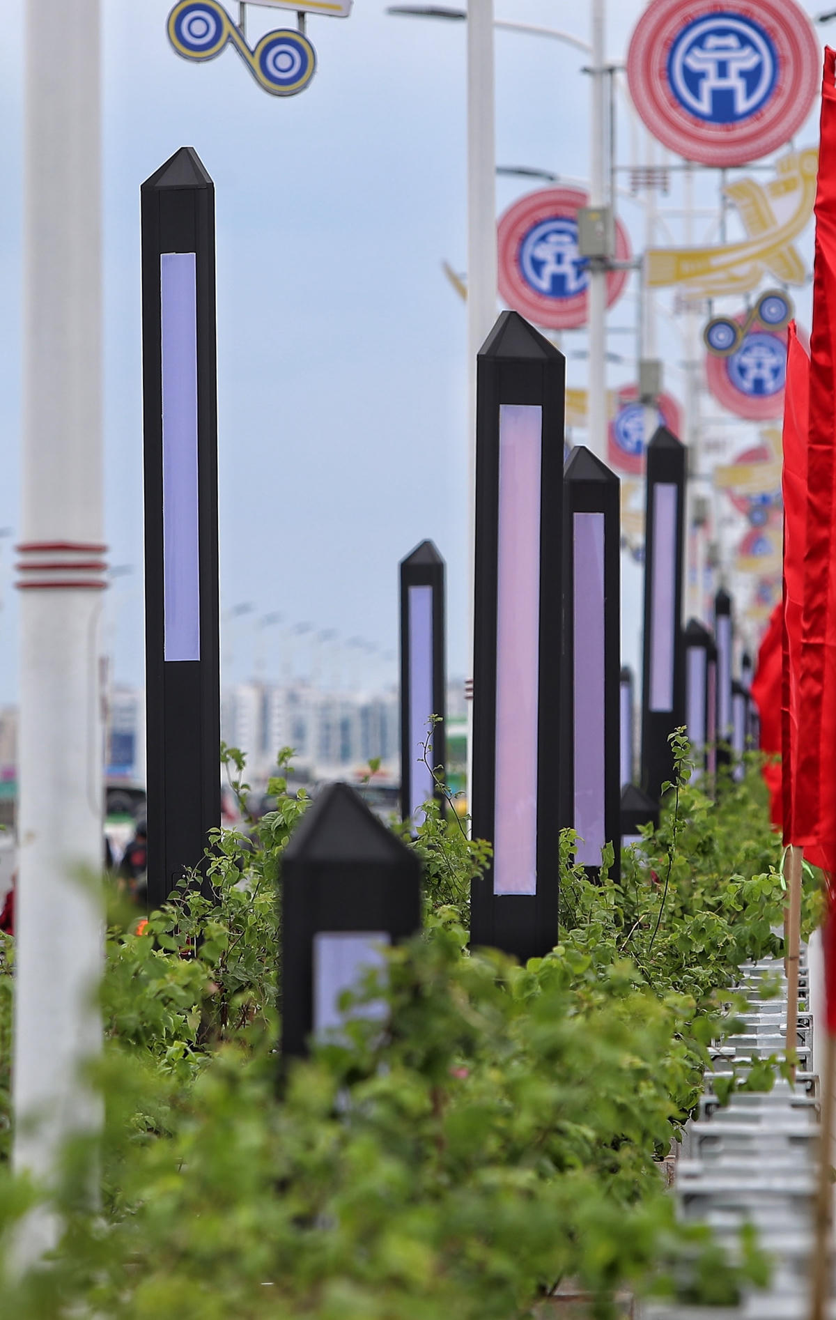 Ông Nguyễn Hữu Cường, kỹ Sư thiết kế hệ thống chiếu sáng cho hay, ý tưởng thiết kế chiếu sáng bằng những cột đèn led trang trí có chiều cao khác nhau sẽ tạo ra một dải sóng ánh sáng nhấp nhô. 