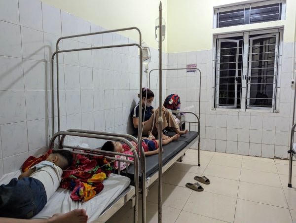 Các trẻ đang được chăm sóc tại Bệnh viện ĐK huyện Đô Lương.