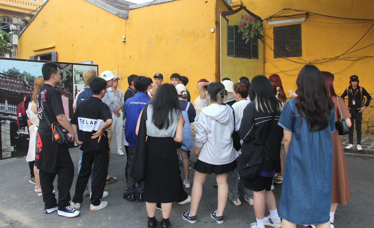 Du khách nghe giới thiệu về phố cổ Hội An.