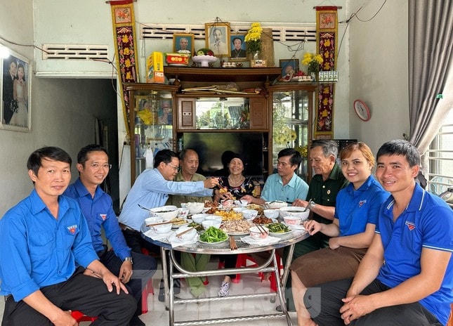 Bữa cơm ấm áp tại gia đình ông Được.