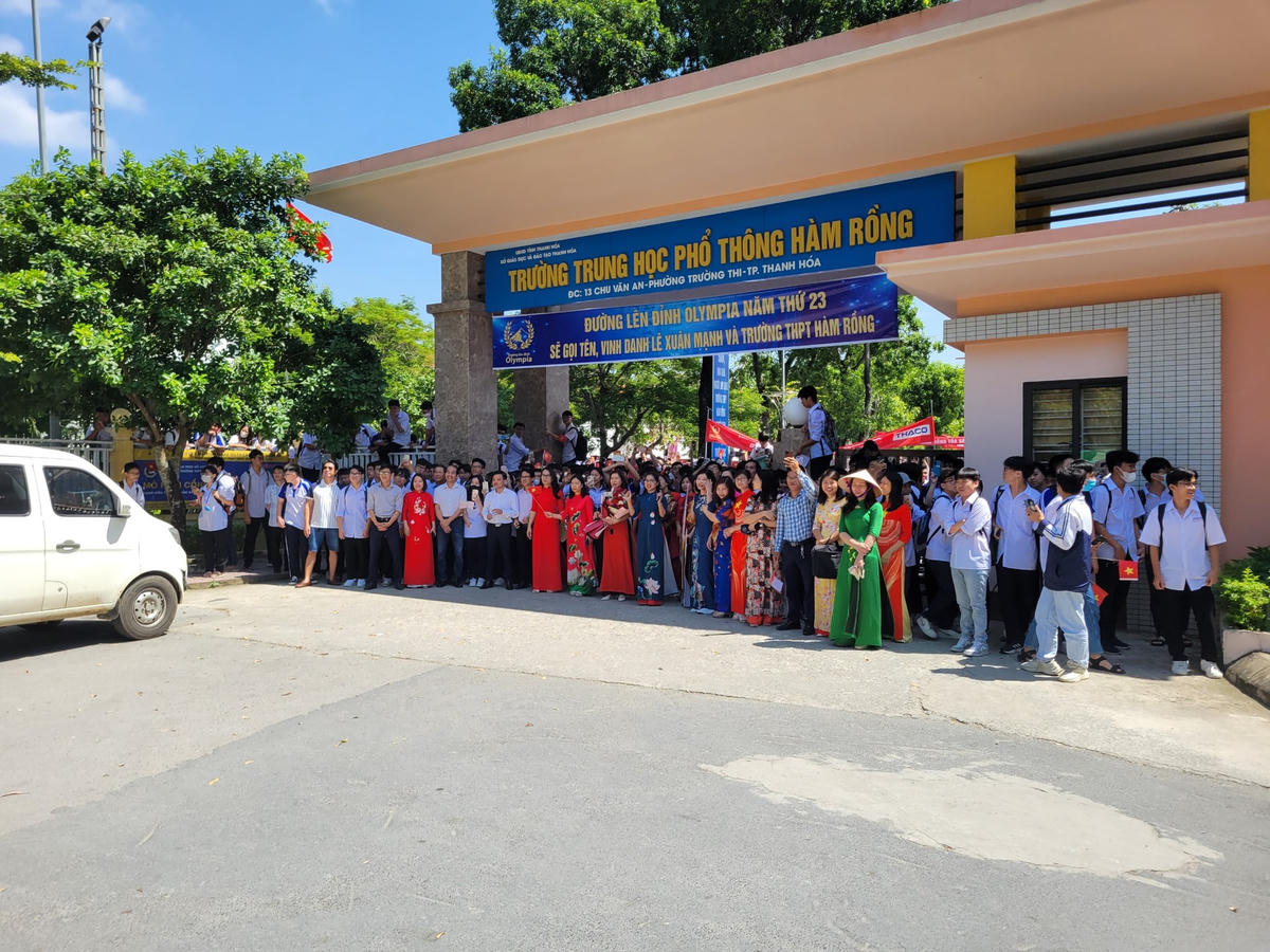 Sau tiết học sáng nay, hàng nghìn học sinh và giáo viên tại Trường THPT Hàm Rồng đã có mặt trước cổng trường để đón Xuân Mạnh trở về.
