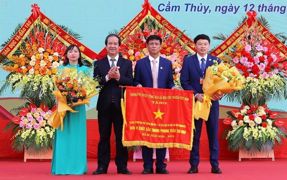 Bộ trưởng Bộ GDĐT Nguyễn Kim Sơn trao Cờ thi đua của Chính phủ cho nhà trường.