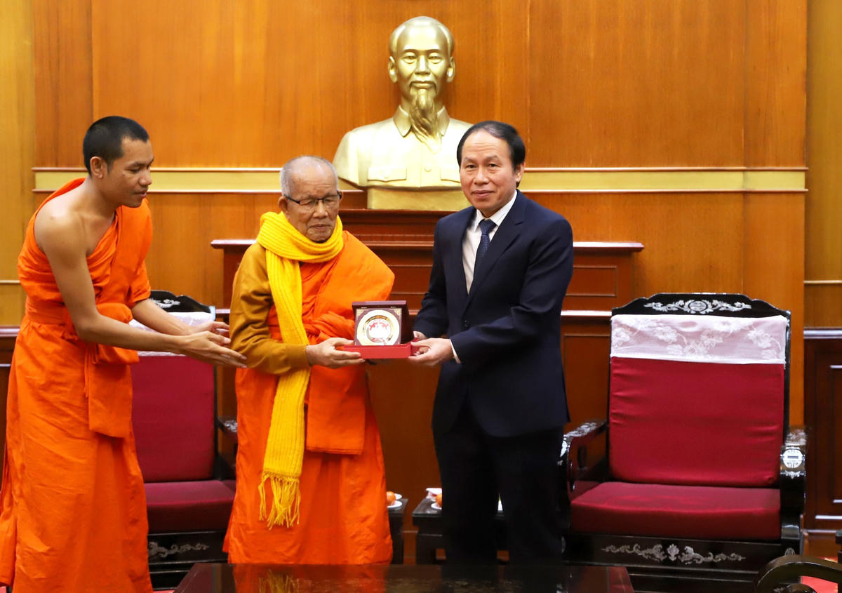 Phó Chủ tịch – Tổng Thư ký Lê Tiến Châu tặng biểu trưng của MTTQ Việt Nam cho Hòa thượng Bounma Simmaphom.