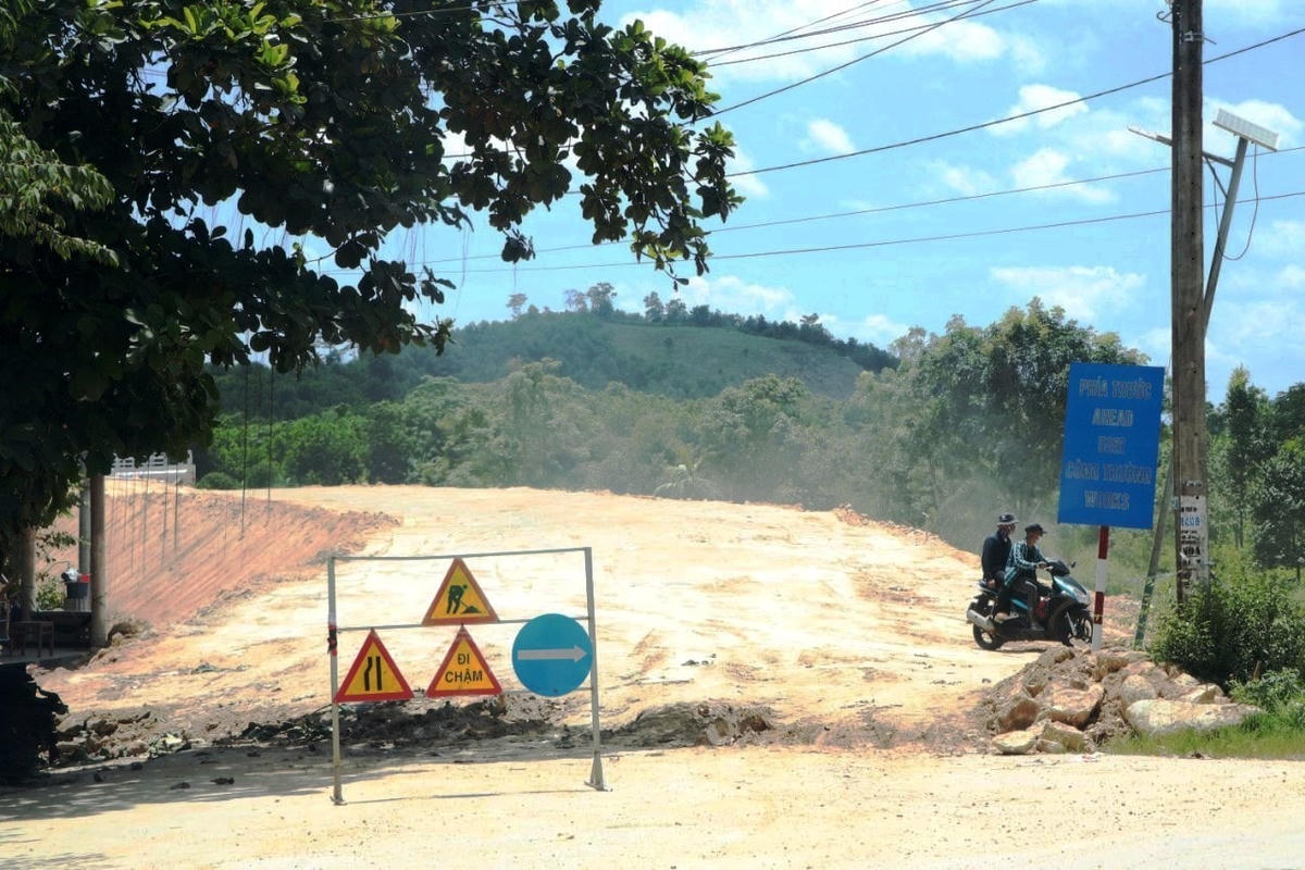 Phía ngoài đường dẫn lên cầu Sông Trường.