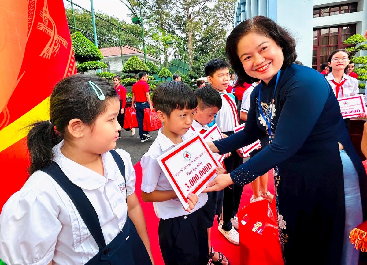 Bình Dương: Trao học bổng cho học sinh có hoàn cảnh khó khăn