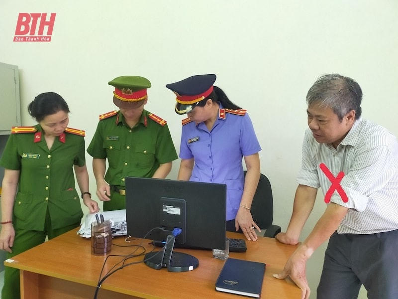 Thuộc cấp của ông Hùng (người mặc áo kẻ xọc trắng) Nguyễn Giang Quân.