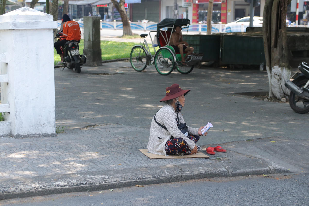 Người dân miền Trung quay quắt trong nắng nóng trên 40 độ C