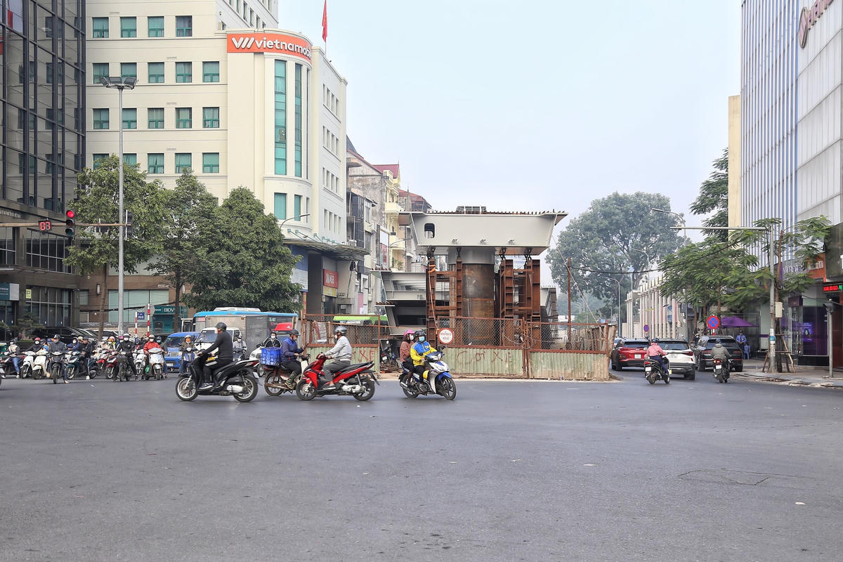 Dù gần 10h sáng nhưng công trường vẫn vắng vẻ, PV không gặp công nhân nào làm việc.