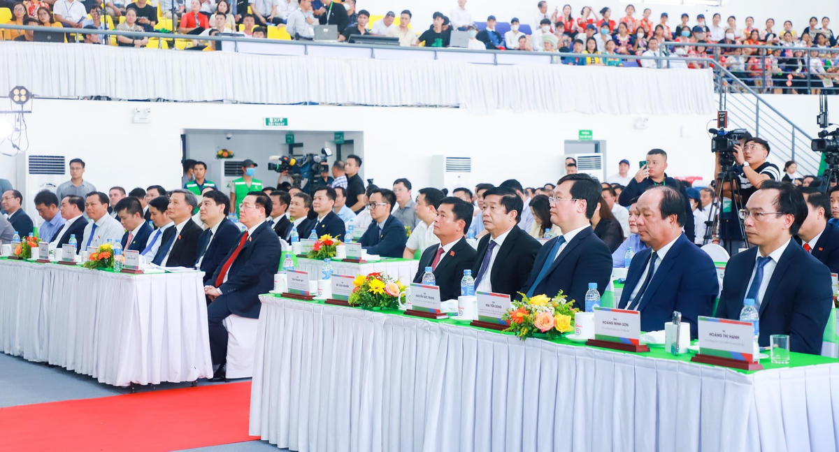 Đại diện lãnh đạo Đảng, Nhà nước, tỉnh Nghệ An, Nhà tài trợ tại lễ khánh thành Trường THPT Kỳ Sơn (Ảnh Thành Duy).