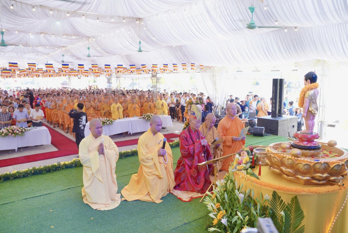 Hoà thượng Thích Tánh Nhiếp và chư Tôn đức Tăng BTS GHPGVN tỉnh Quảng Bình dâng hương bạch Phật trong buổi lễ.