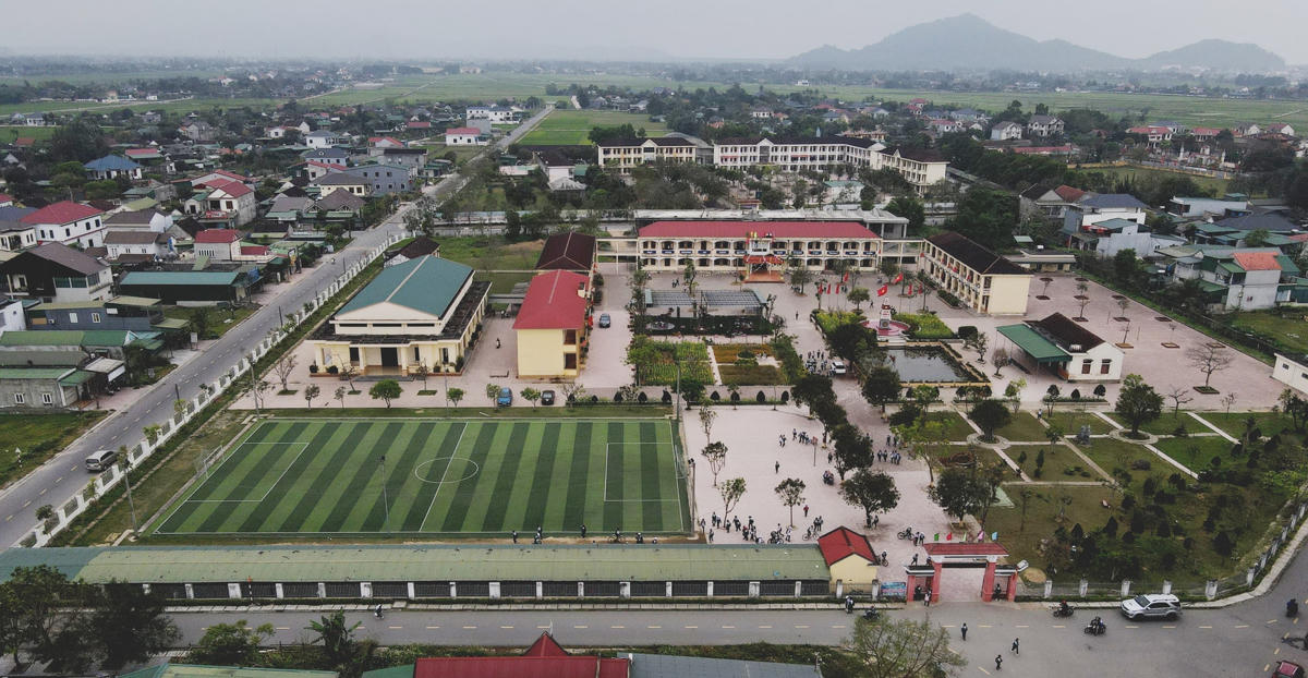 Trường THCS Mỹ Châu được đầu tư xây dựng với hệ thống cơ sở vật chất khá khang trang, gồm khuôn viên gần 2.600 m2 , có sân chơi, vườn hoa cây cảnh, hệ thống phòng chức năng, phòng thư viện...