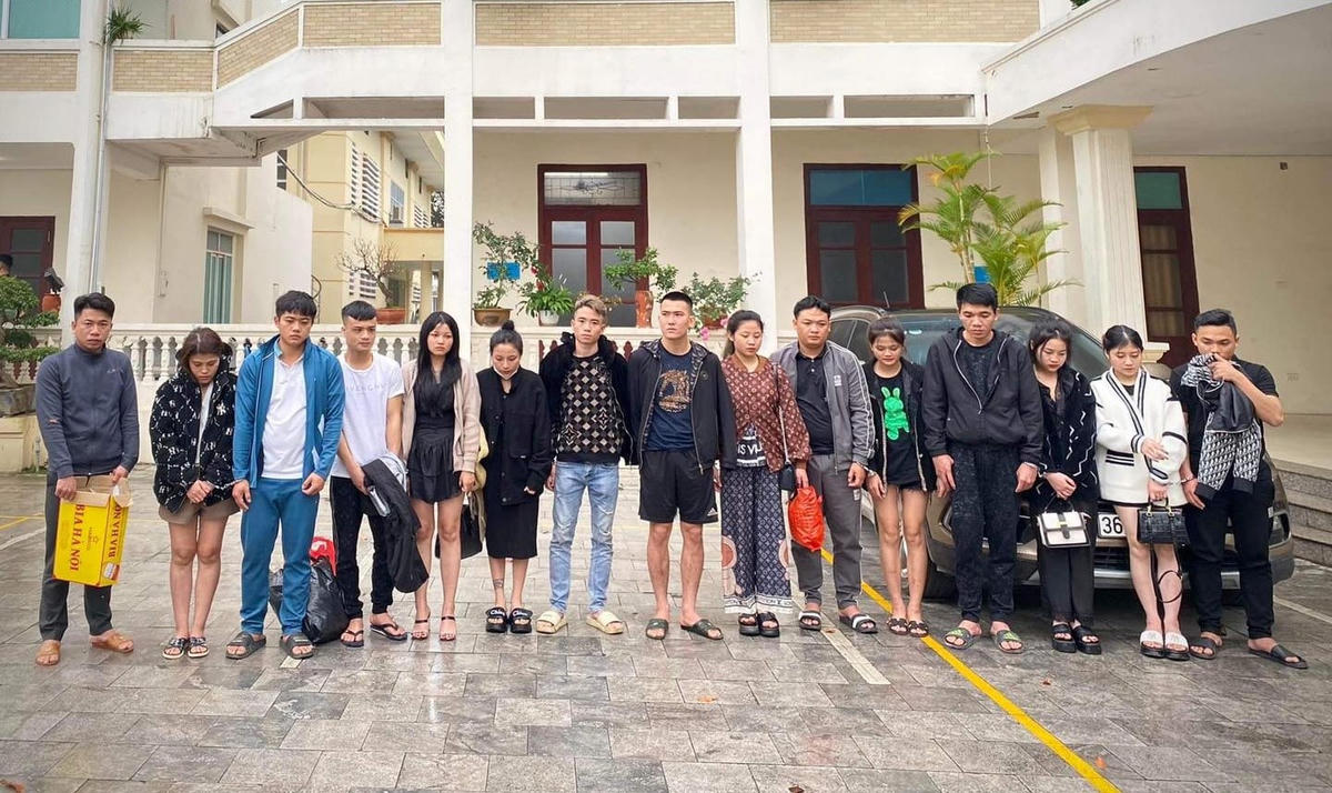 Để mừng sinh nhật em trai, chị gái đã bất chấp mở cửa quán karaoke và cho bạn bè của em vào dùng ma túy.
