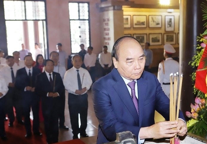 Chủ tịch nước Nguyễn Xuân Phúc dâng hương tưởng niệm Chủ tịch Hồ Chí Minh.