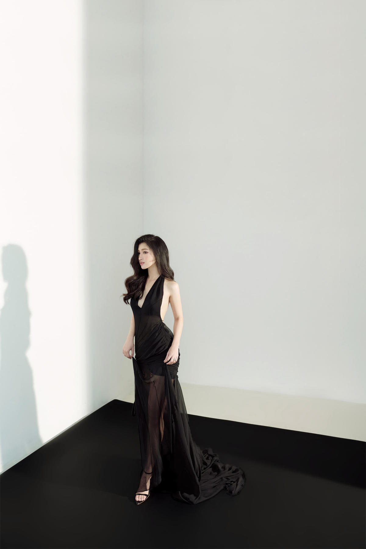 Trong trang phục xuyên thấu ôm sát, Á hậu Phương Nhi đã khoe trọn thân hình nuột nà cùng lưng trần quyến rũ.