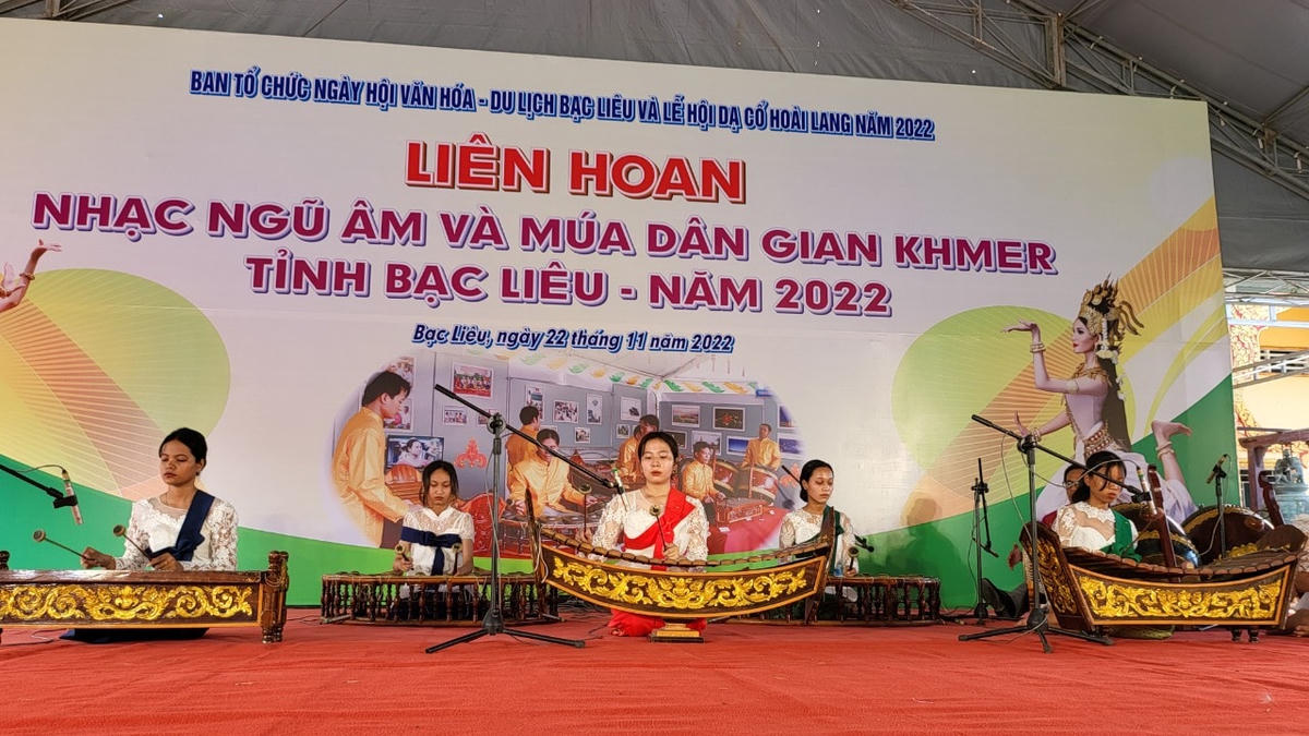 Nghệ nhân thi diễn hoà tấu nhạc ngũ âm.