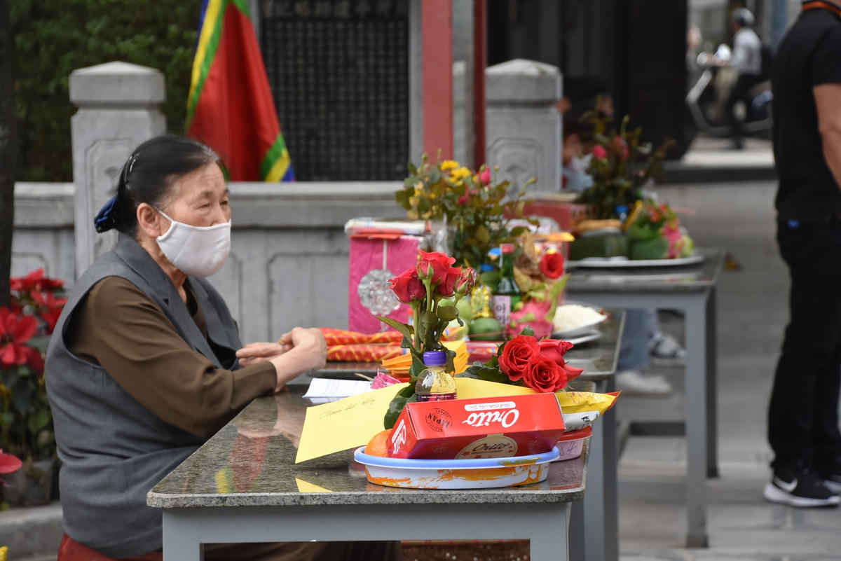 [ẢNH] Giới trẻ Hà Nội tấp nập cầu duyên trước ngày lễ tình nhân 14-2